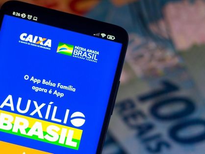 A imagem mostra um celular aberto no aplicativo Auxílio Brasil.
