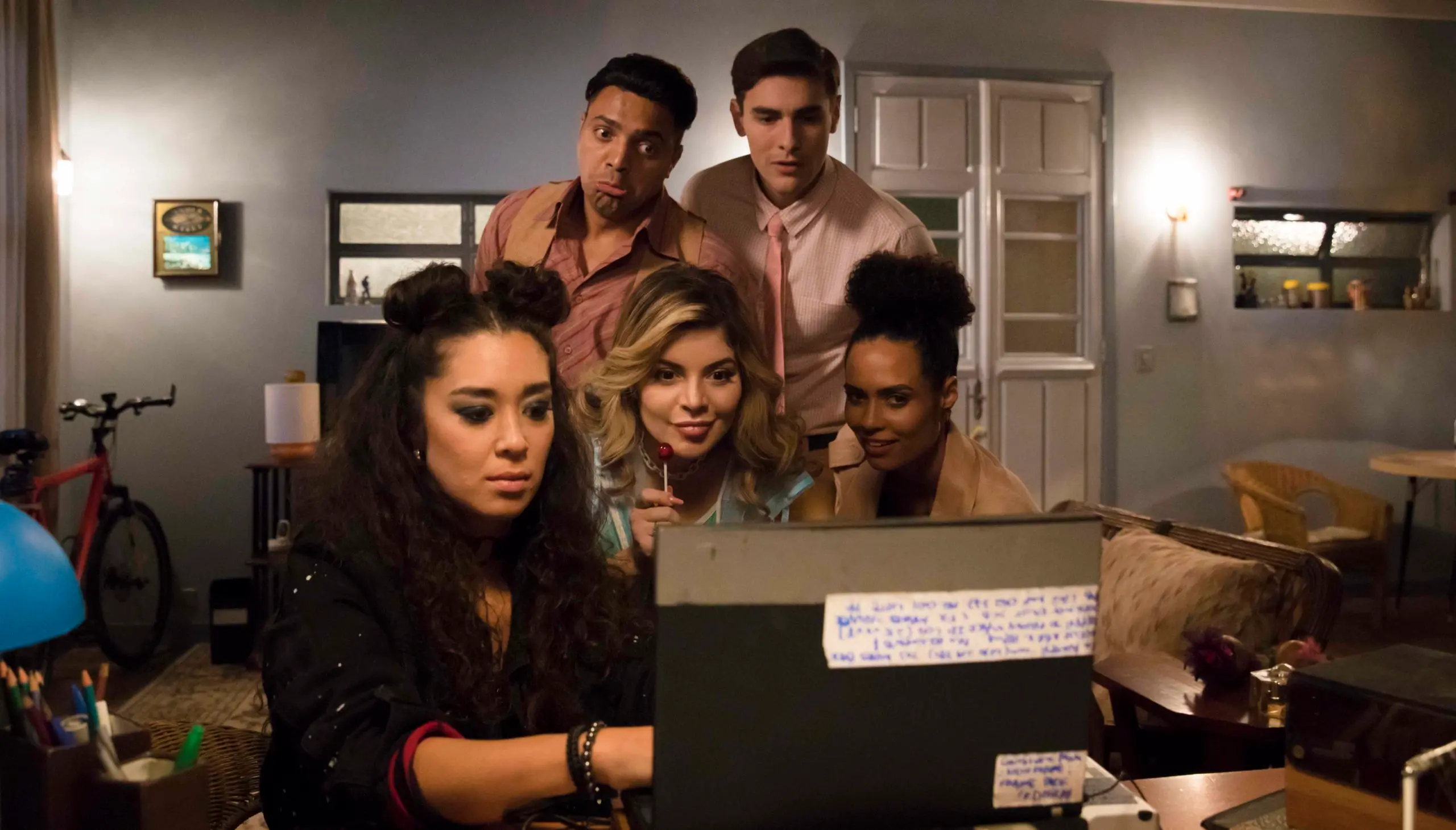 Gkay e companheiros de cena no filme Detetive Madeinusa