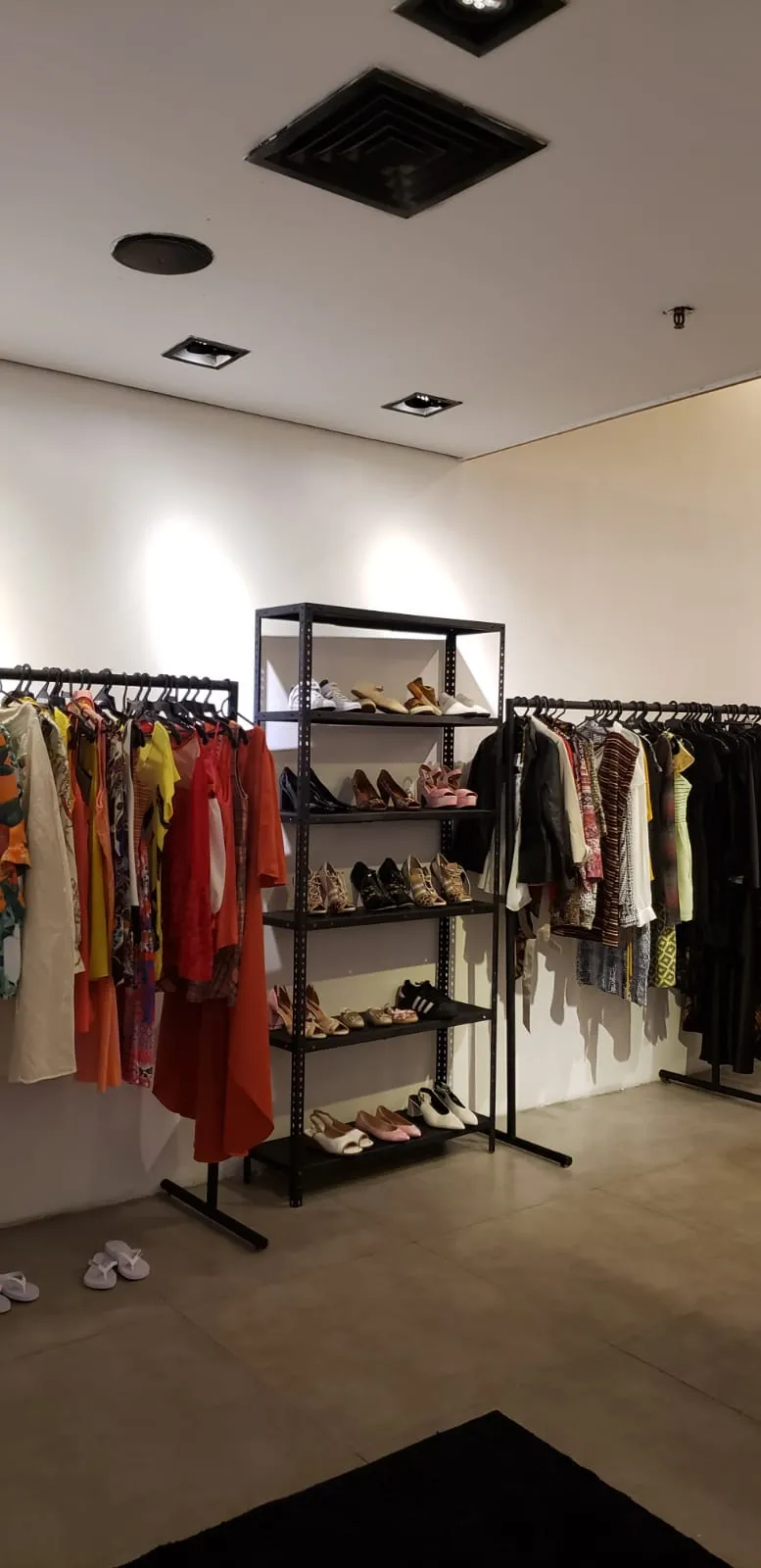 Além de roupas, bazar e brechó reúne itens como sapatos, bolsas e bottons