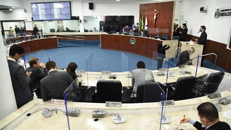Foto mostra vereadores reunidos durante sessão na Câmara Municipal de Fortaleza
