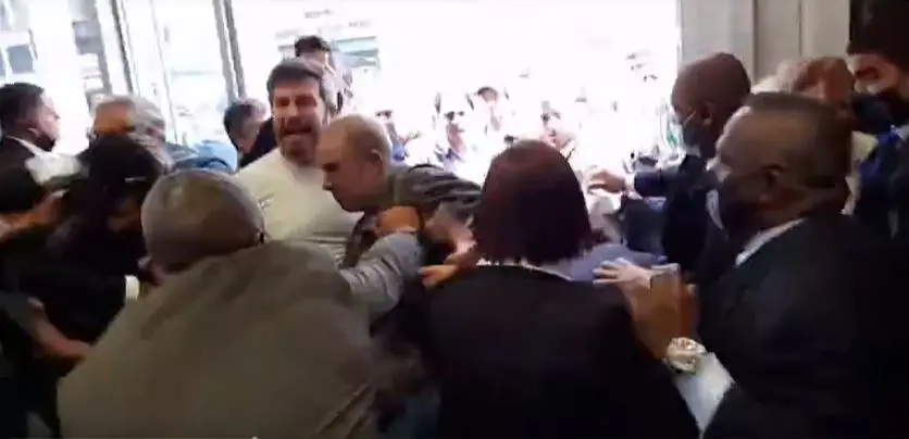 Manifestantes tentam invadir Assembleia Legislativa do Rio de Janeiro