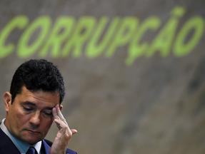 Em-juiz Sergio Moro, ao fundo palavra corrupção
