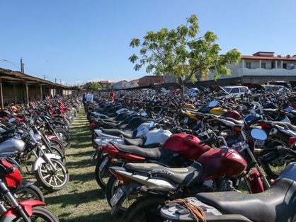 motos estacionadas em grande pátio