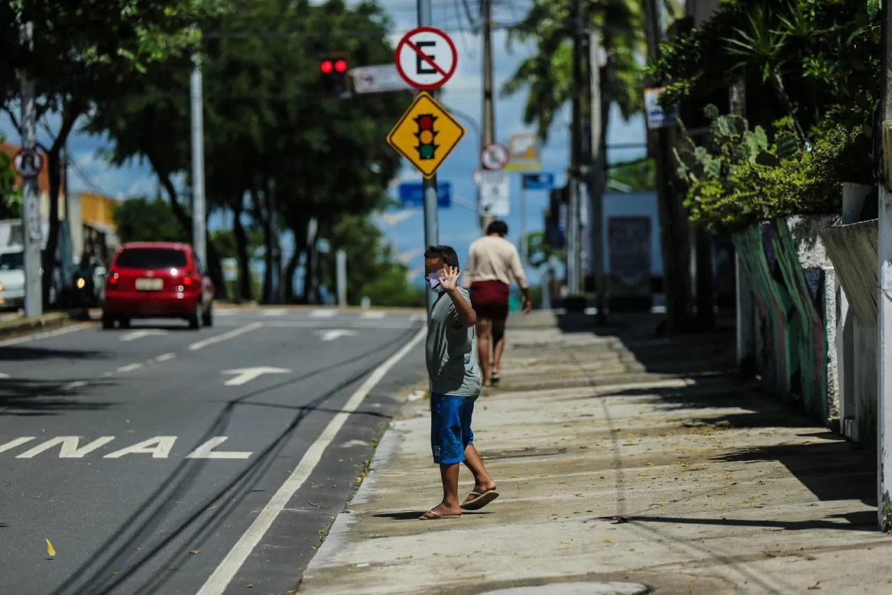 Especialistas denunciam a falta de uma política nacional de redução dos danos causados pela Covid-19
