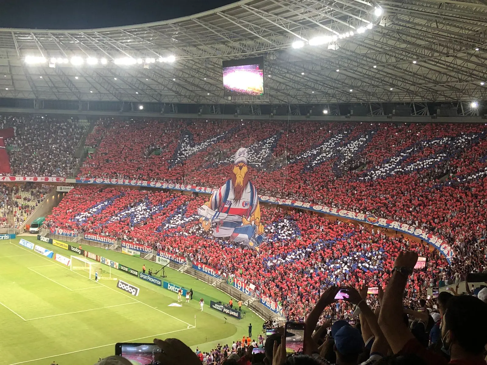 Imagem da notícia Torcida do Fortaleza faz festa no estádio antes do jogo e monta mosaico na arquibancada
