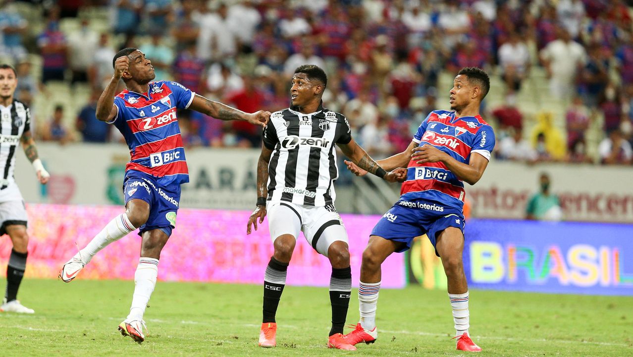 Jogadores de Ceará e Fortaleza em disputa de bola