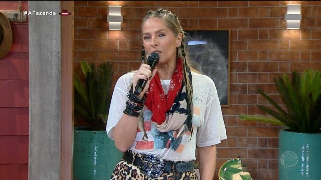 Adriane Galisteu apresentando o reality show 