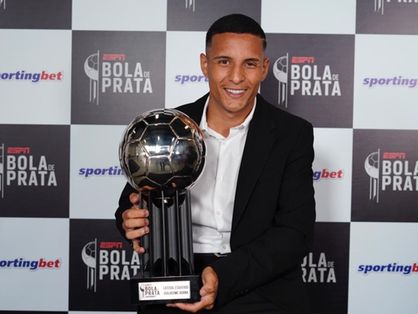 Guilherme Arana segura prêmio de Bola de Prata