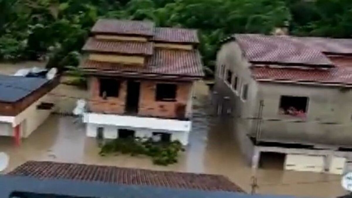 Casas submersas por inundações no sul da Bahia