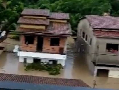 Casas submersas por inundações no sul da Bahia