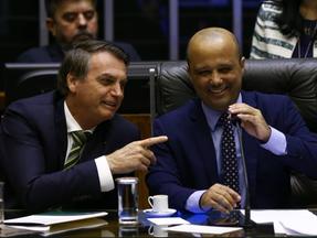 A imagem mostra Jair Bolsonaro (à esquerda) e Vitor Hugo (à direita) quando ambos eram deputados federais.
