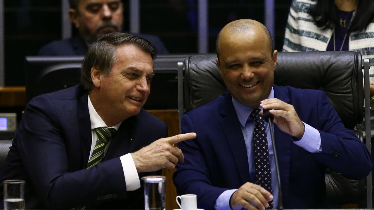 A imagem mostra Jair Bolsonaro (à esquerda) e Vitor Hugo (à direita) quando ambos eram deputados federais.