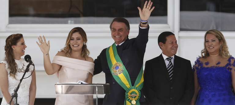 Cerimônia de posse de Jair Bolsonaro como presidente do Brasil. Ele está ao lado da primeira-dama, Michelle Bolsonaro, e de seu vice, Mourão, que está ao lado da esposa.