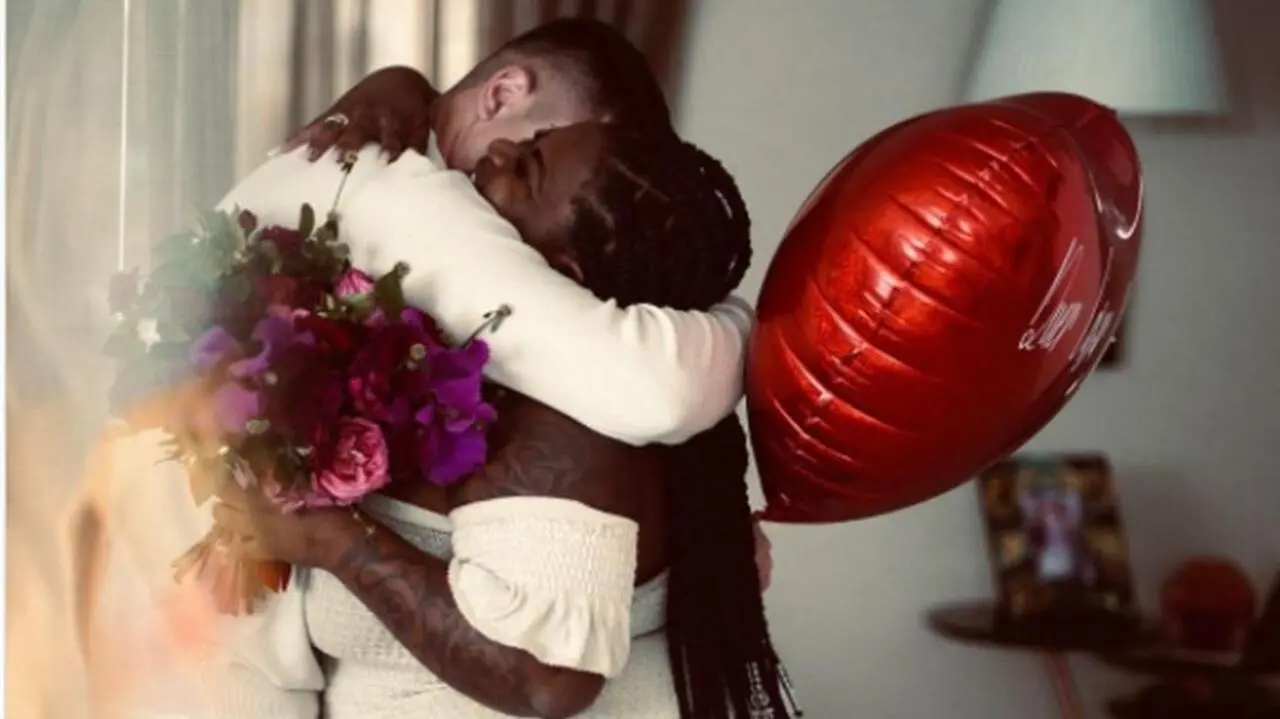 Momento em que o casal se abraça após pedido de casamento a Jojo Todynho