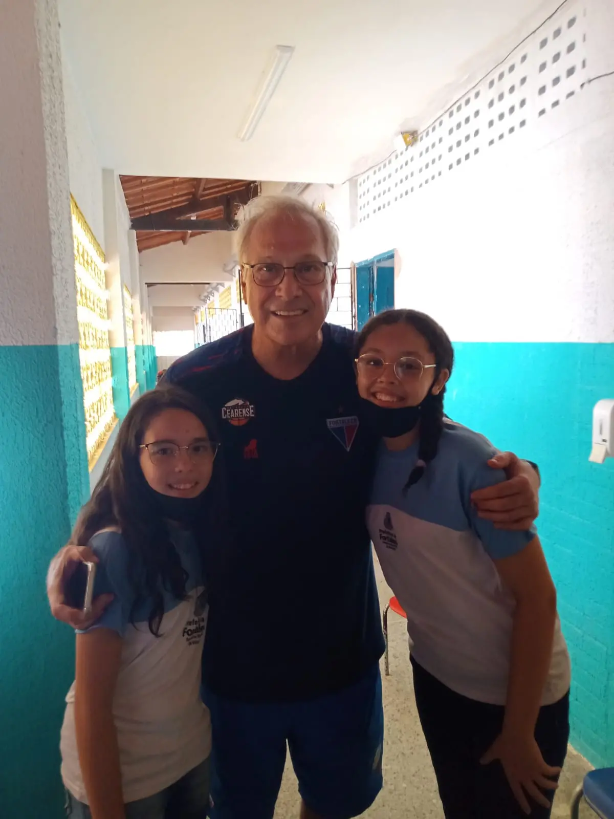 alberto bial posa para foto com crianças na escola Santa Tereza, em Pirambu