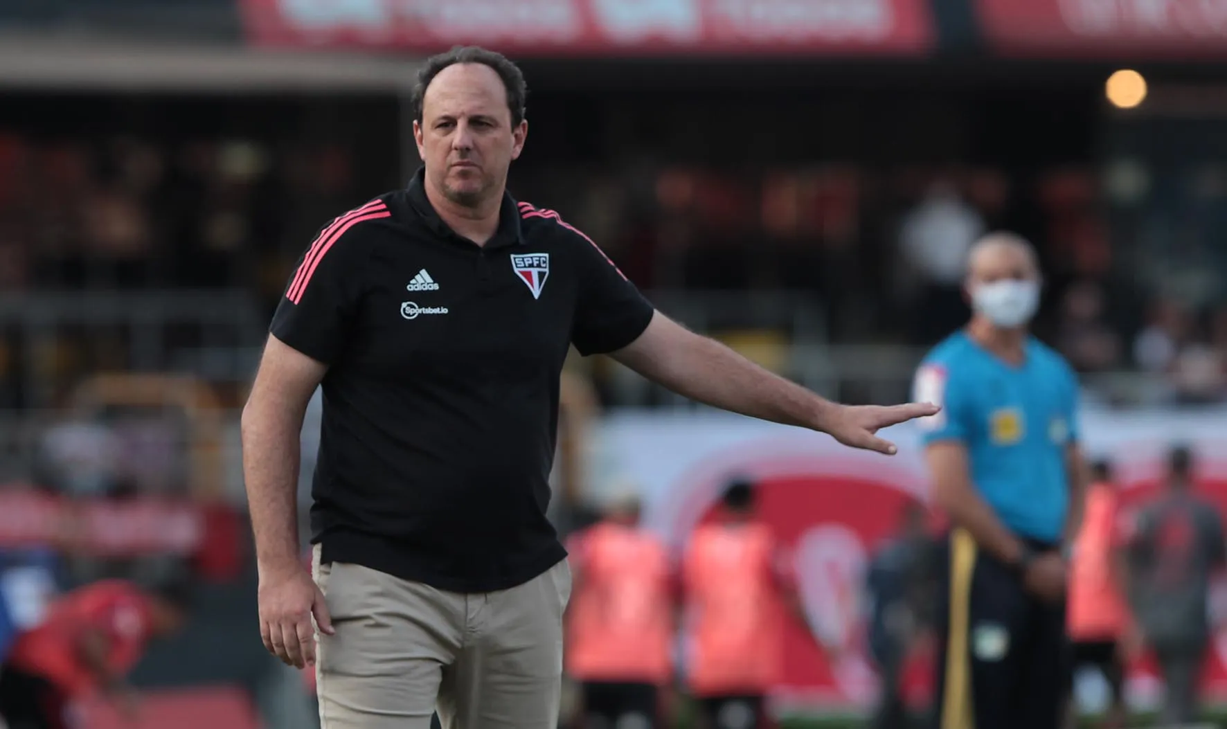 Rogério Ceni voltou ao São Paulo para evitar o rebaixamento para a Série B e deixou o clube em 13º na tabela da Série A