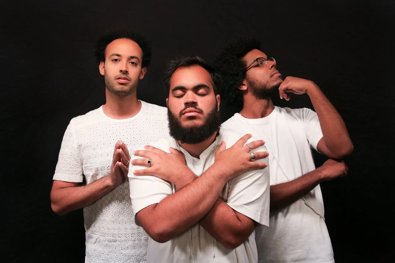 Primeiro disco do trio chega em 2022