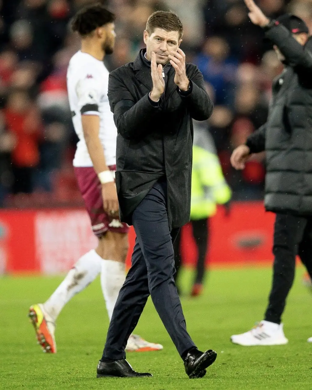 gerrard aplaude a torcida após o jogo