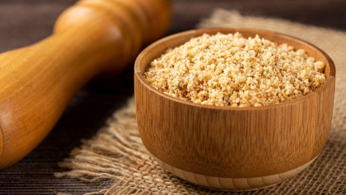 Farofa dentro de cumbuca de madeira