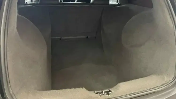 Foto interna do porta-malas
