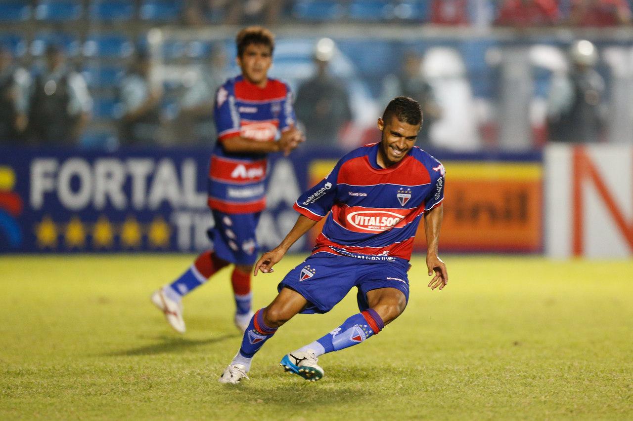 Jogador Pio comemora gol de falta pelo Fortaleza