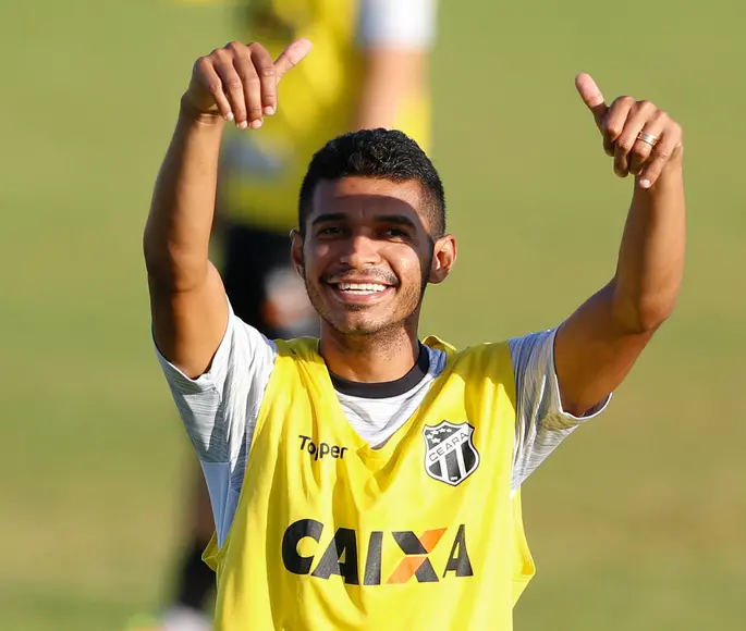 Volante Pio acena para o fotógrafo durante treinamento no Ceará