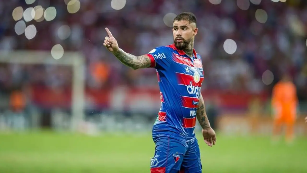 Zagueiro Quintero, com a camisa do Fortaleza