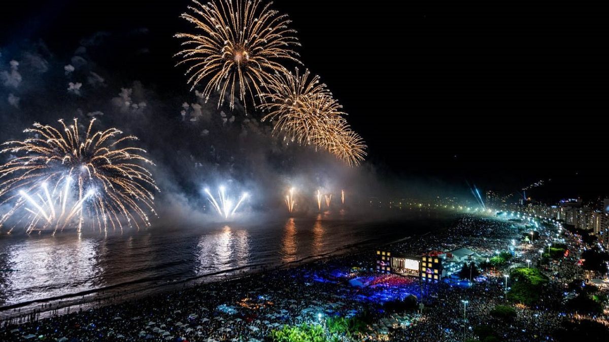 Fogos de artifício e milhares de pessoas concentradas em festa de Réveillon na Praia de Iracema