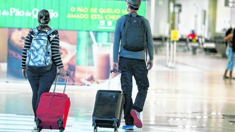 Passageiros seguram malas e andam pelo Aeroporto de Fortaleza