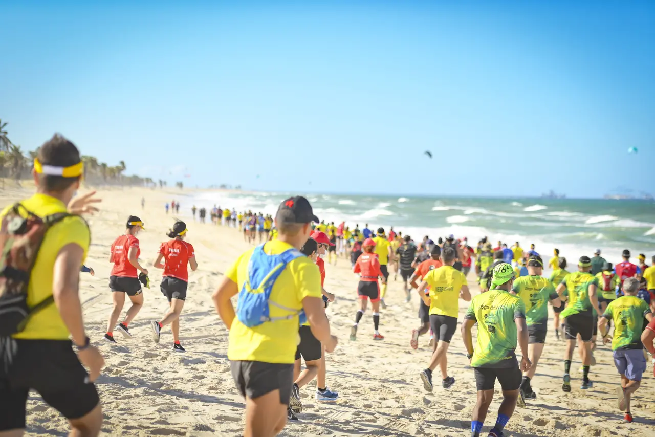 Corredores na praia em competição