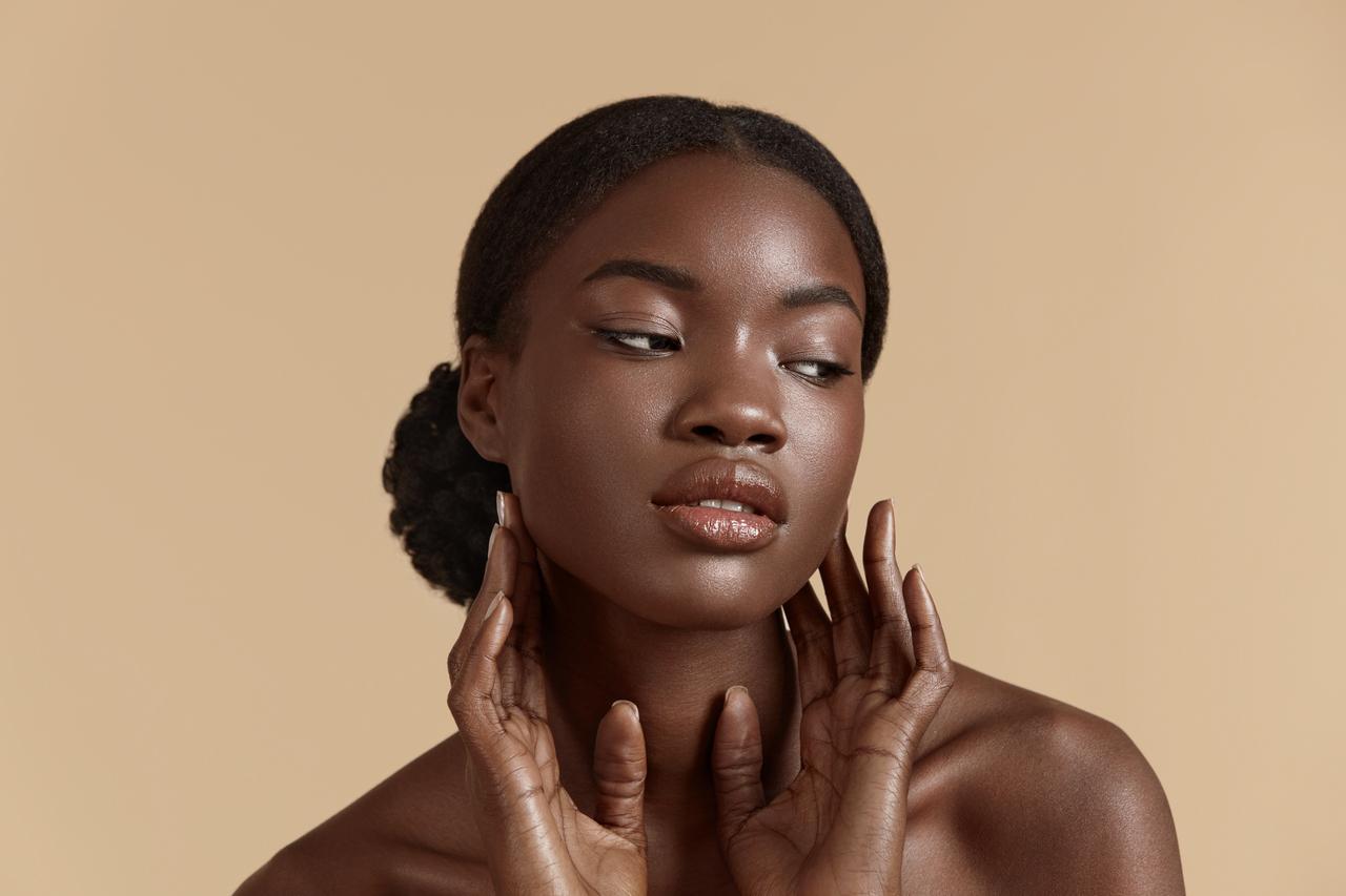 Retrato da beleza da mulher negra com a pele hidratada e brilhante