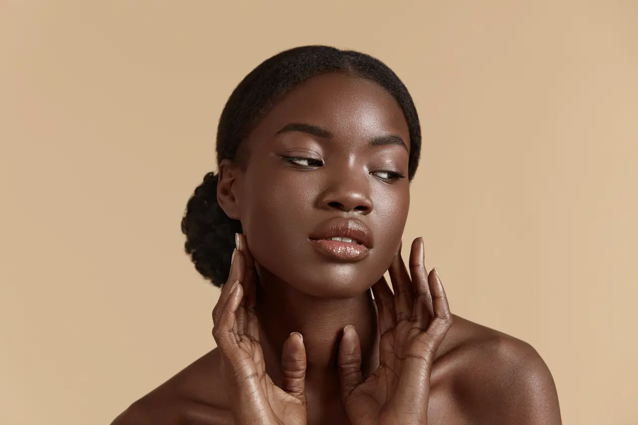 Retrato da beleza da mulher negra com a pele hidratada e brilhante