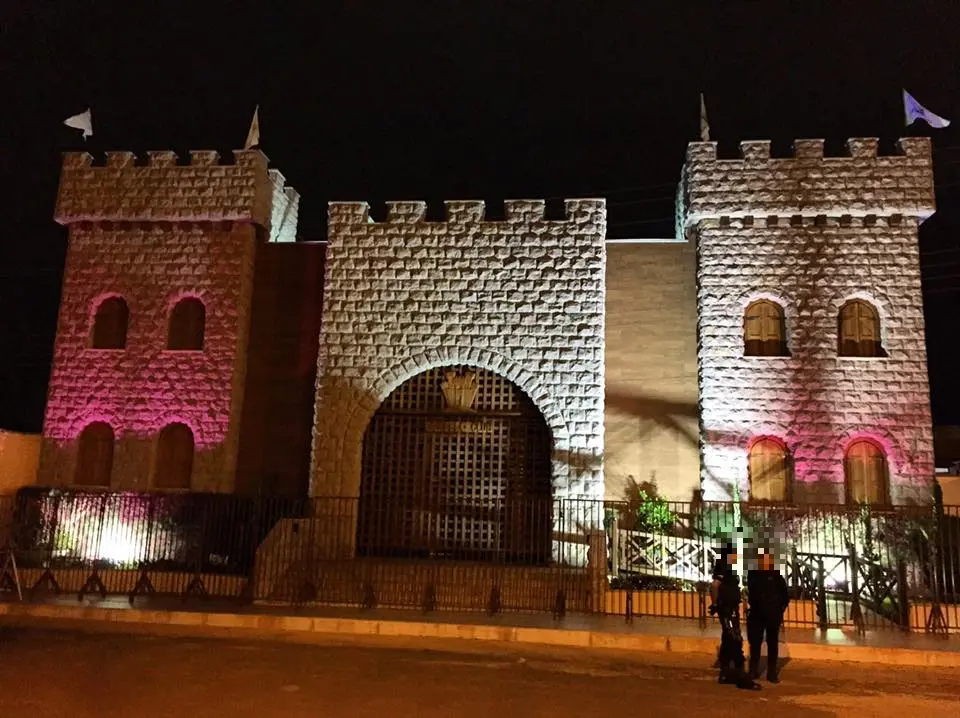 Fachada de casa de eventos