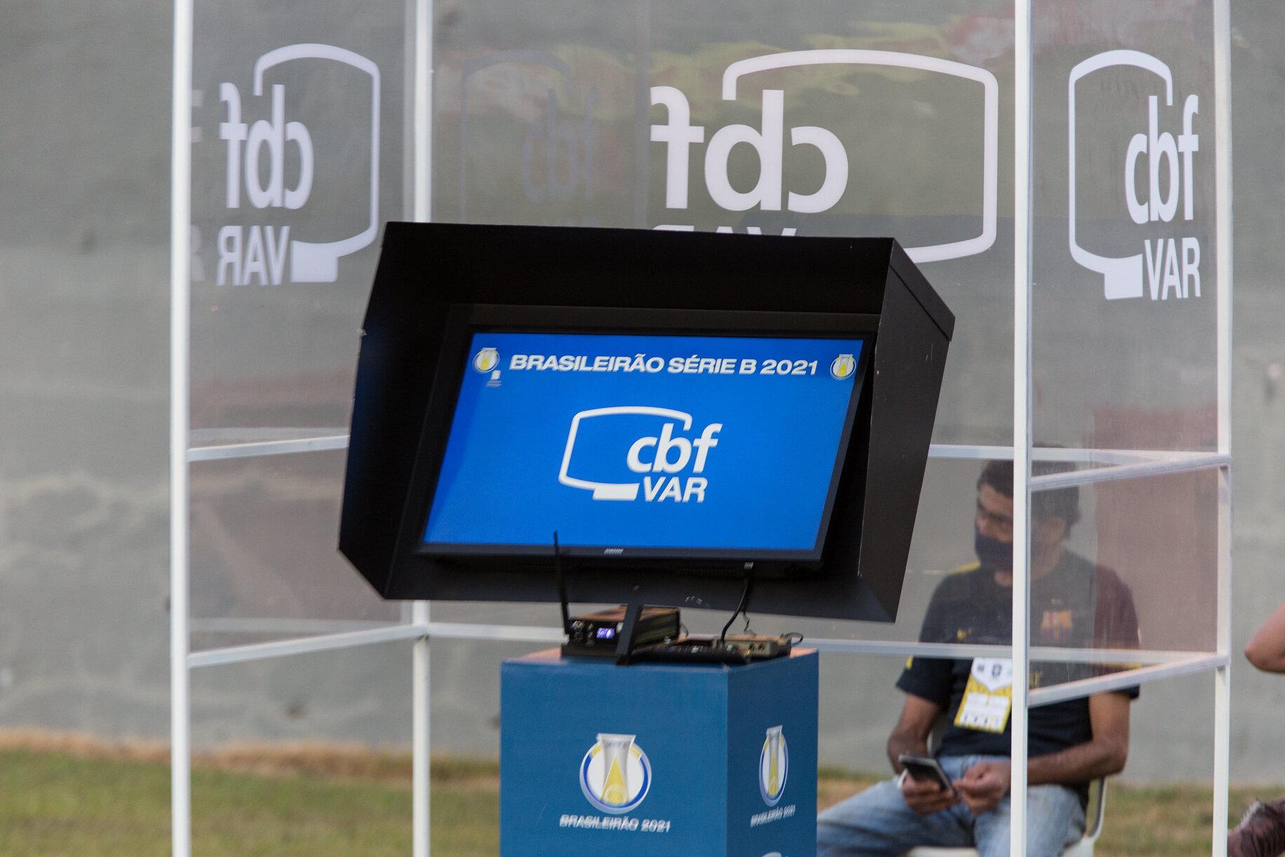 equipamengo do VAR à espera de conferência do árbitro