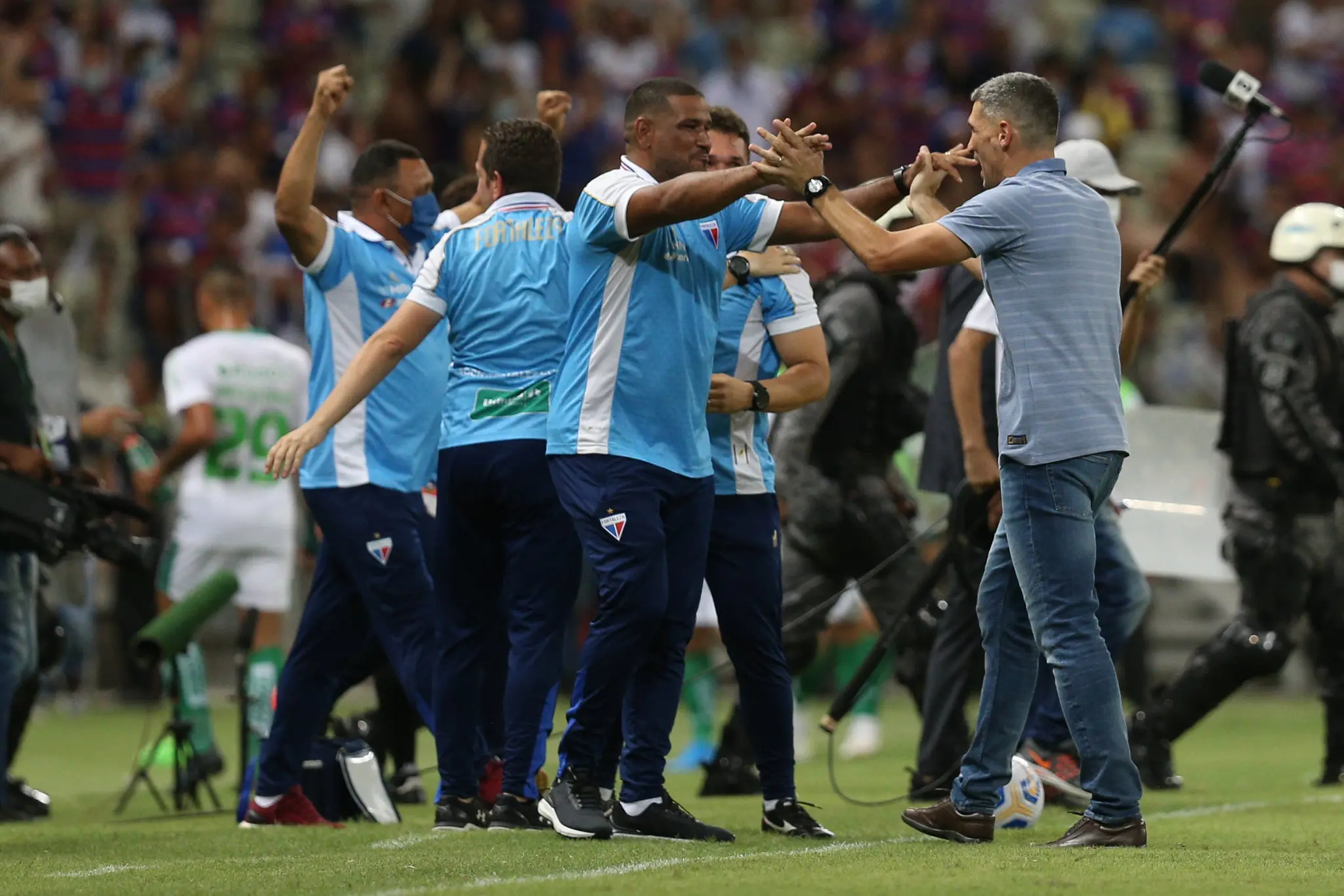 Vojvoda abraça membros da comissão técnica