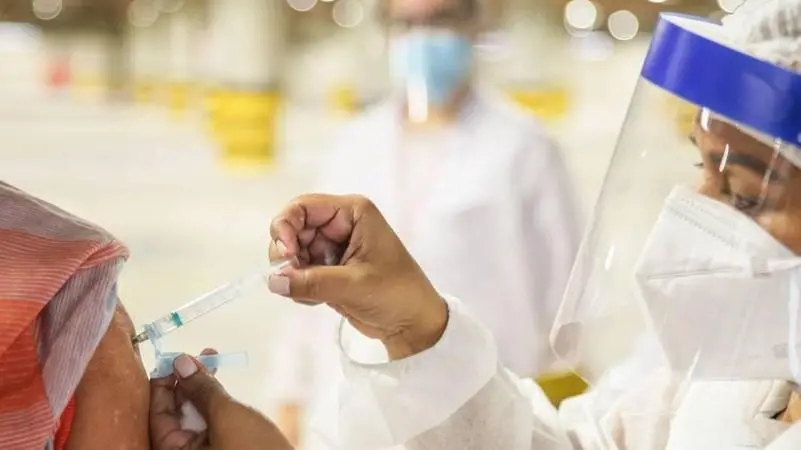 Profissional de saúde aplicando vacina contra a Covid-19 em Fortaleza, no Ceará
