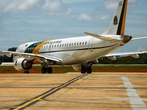 Aeronave da Força Aérea Brasileira (FAB) de cor branca com duas listras, verde e amarela, e com o escrito 