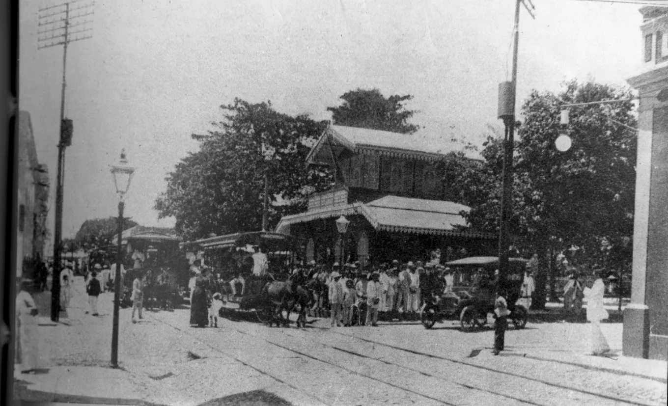 Em 1908, movimentação de bondinhos e em cafés do local.