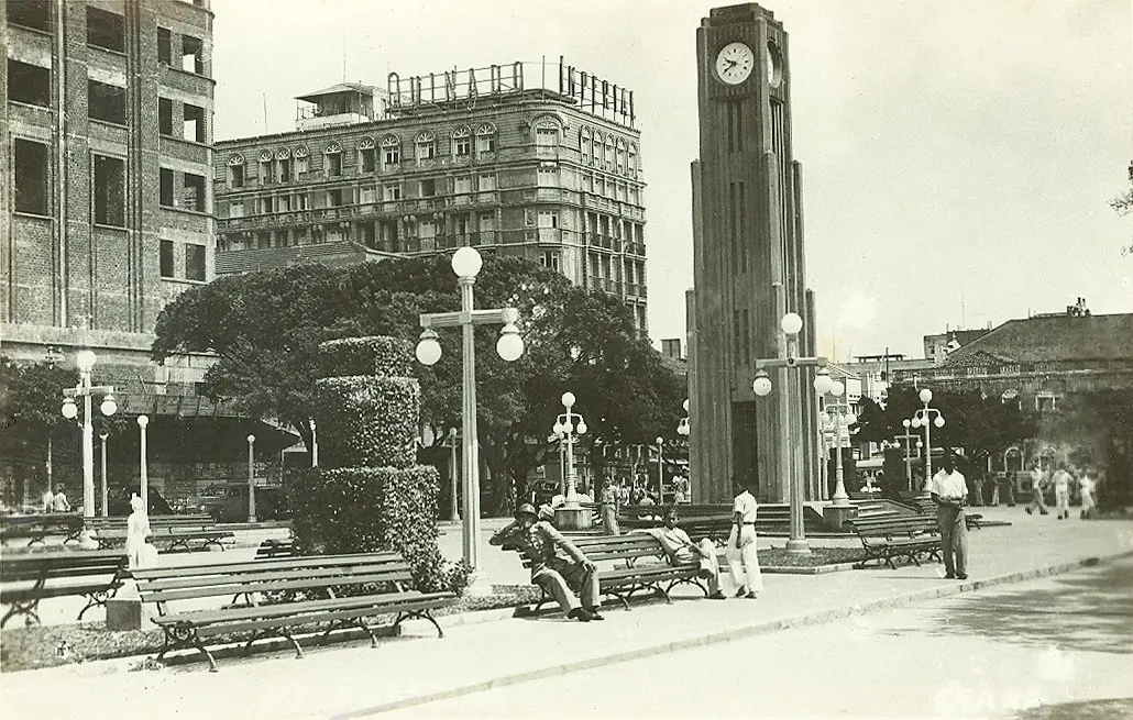 Foto histórica da Coluna da Hora original, montada em 1933, em registro do início da década de 1960