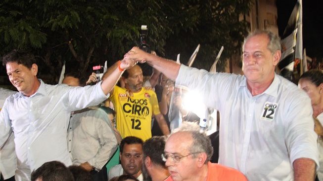 Cid Gomes e Ciro Gomes em campanha eleitoral em 2018