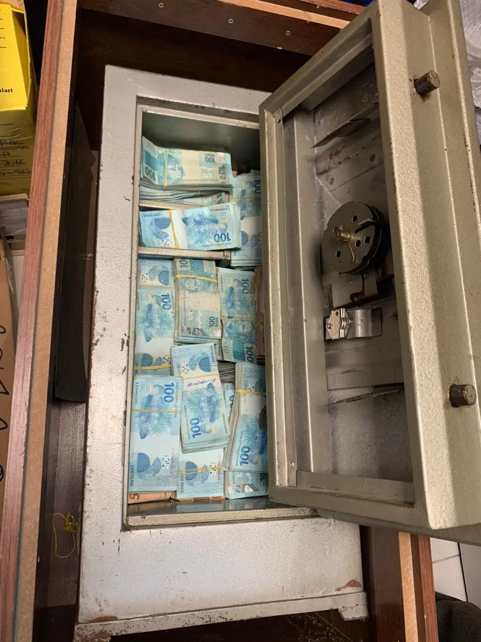 Cofre de porta aberta abarrotado de células de R$ 100