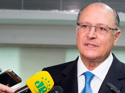 Geraldo Alckmin dando entrevista