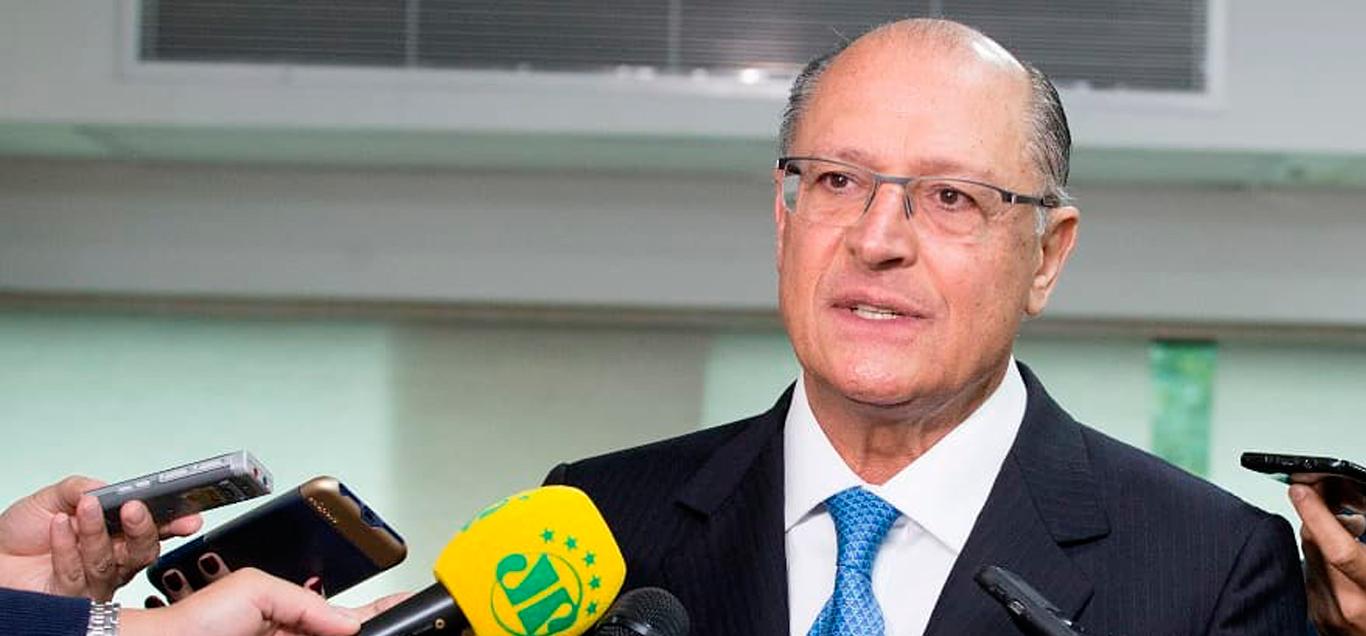 Geraldo Alckmin dando entrevista
