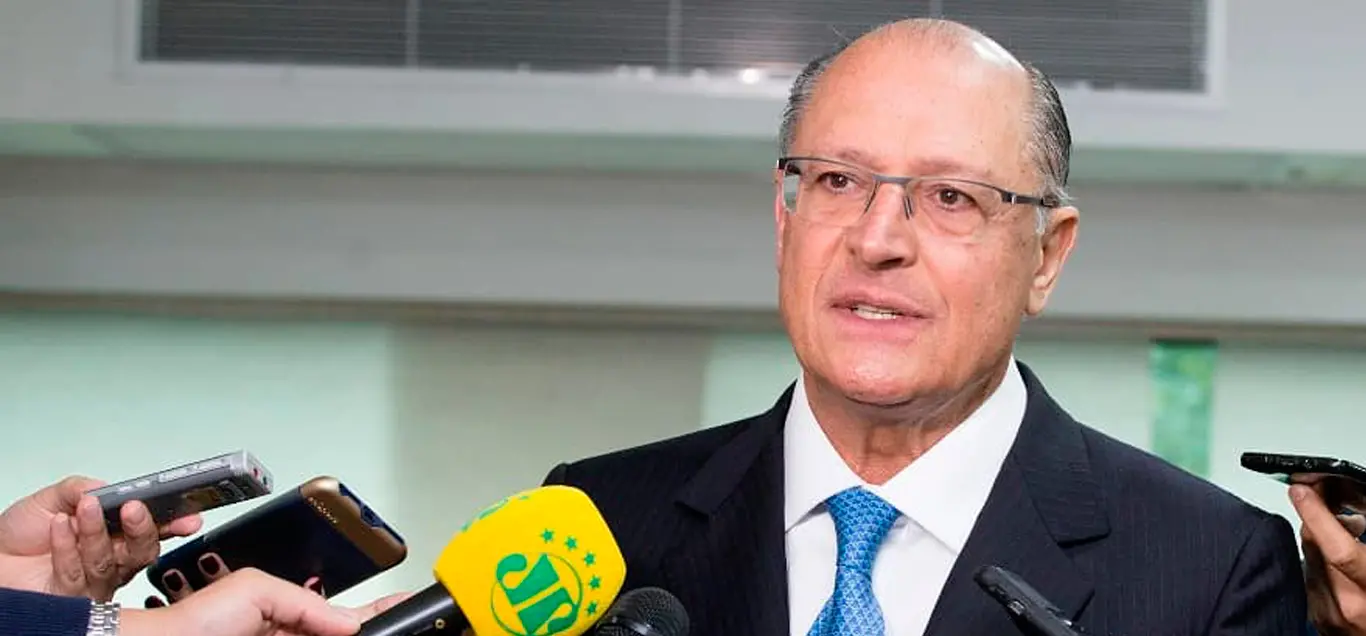 Geraldo Alckmin dando entrevista