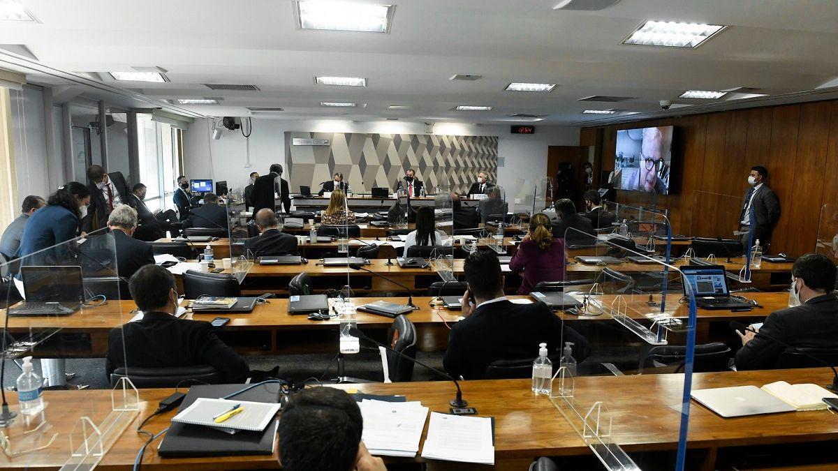 A imagem mostra a sala onde se reuniam os senadores da CPI da Covid-19.