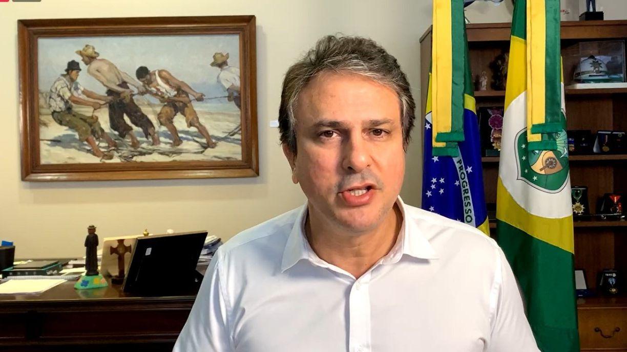 A imagem mostra o governador do Ceará, Camilo Santana, falando para a câmera.