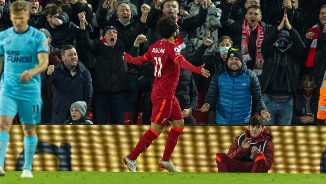 Salah comemora gol pelo Liverpool em homenagem a jogador egípcio