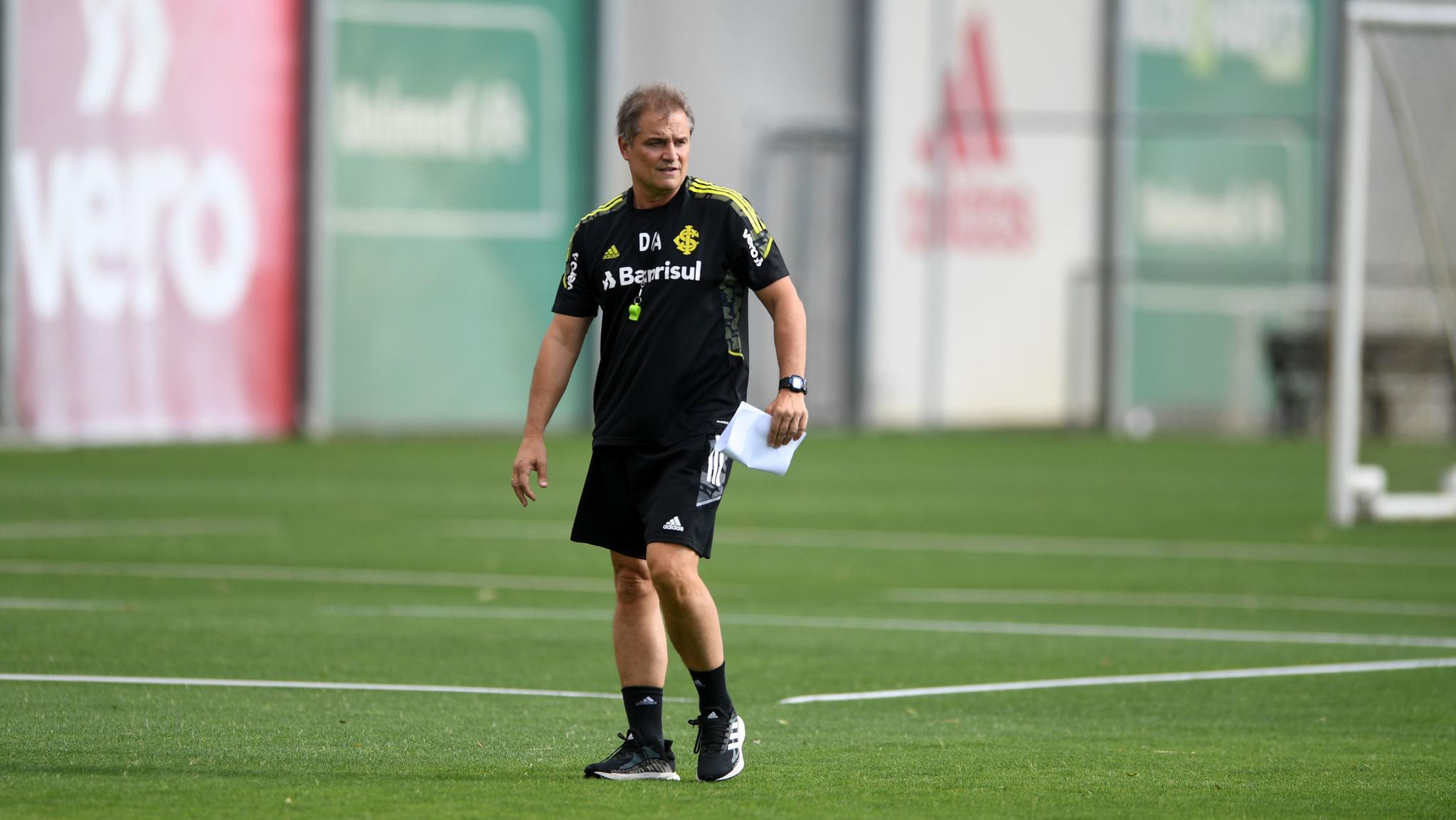 Após cinco jogos, Santos demite o técnico Diego Aguirre