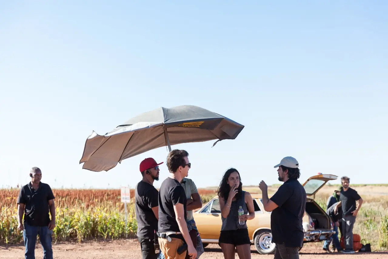 René Sampaio, Alice Braga e equipe no set da produção
