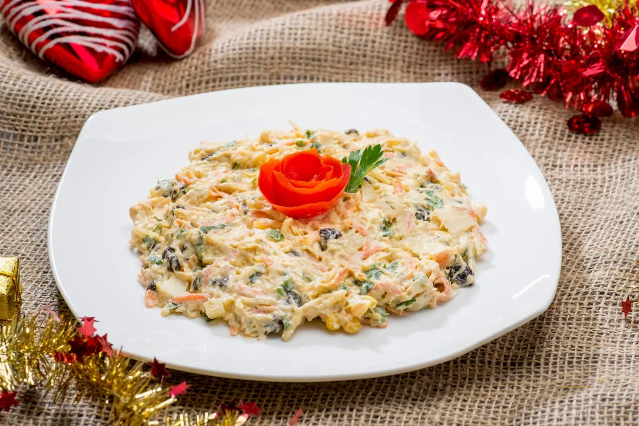 sobre tecido cru, prato branco com salpicão